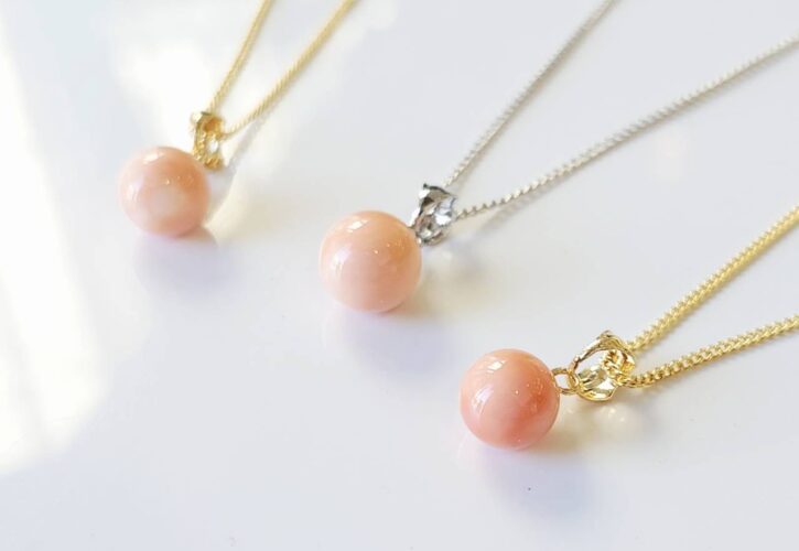 シンプルで使い勝手の良い珊瑚玉ペンダント